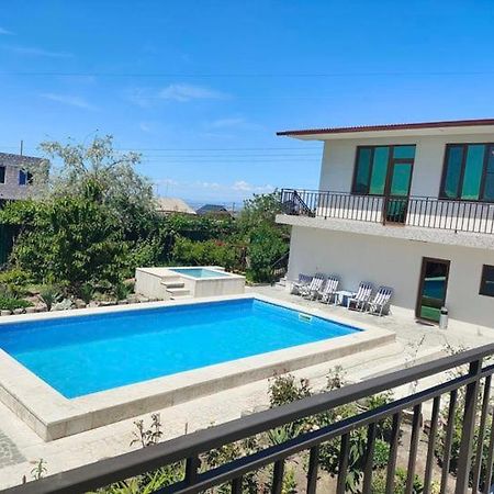 Apex Rest House Of 10 Rooms And Pool Ereván Exterior foto