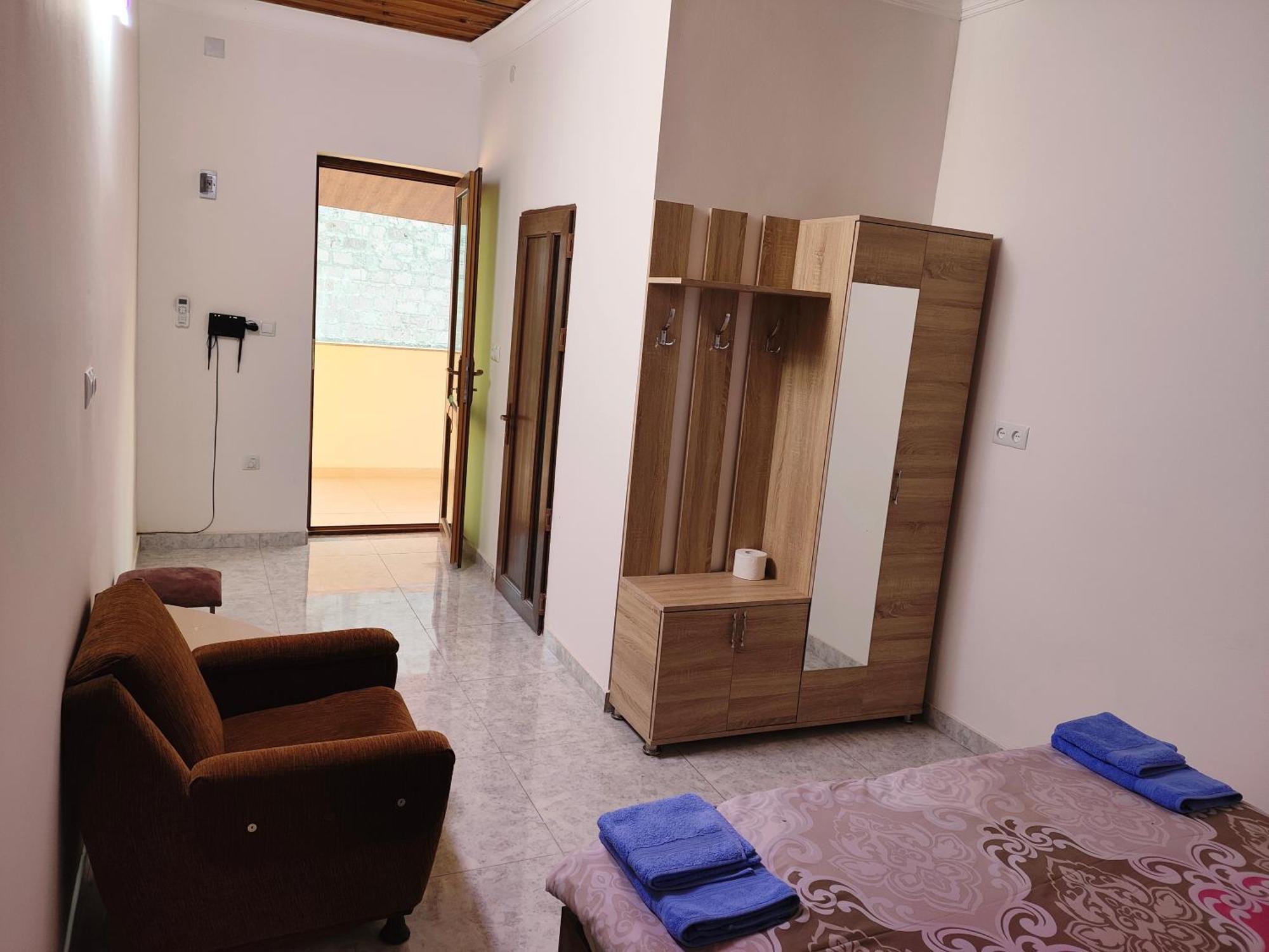 Apex Rest House Of 10 Rooms And Pool Ereván Exterior foto