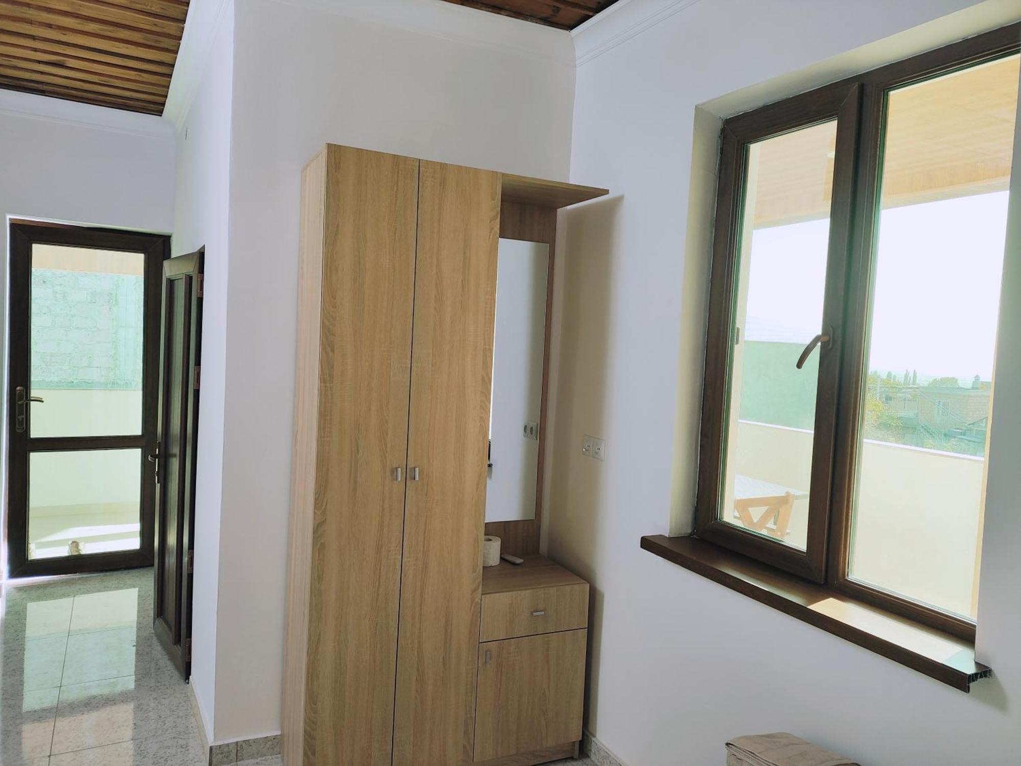 Apex Rest House Of 10 Rooms And Pool Ereván Exterior foto