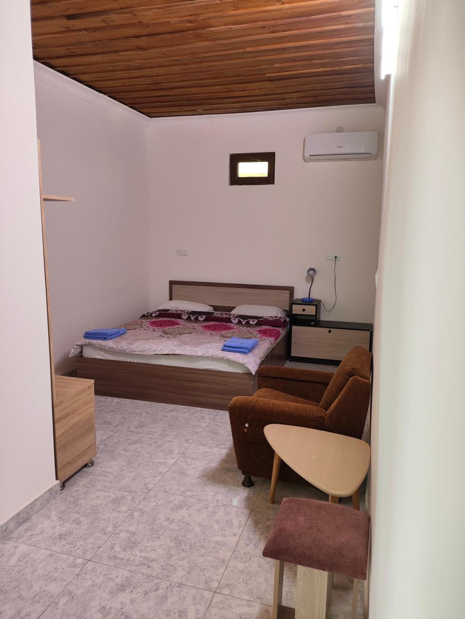 Apex Rest House Of 10 Rooms And Pool Ereván Habitación foto