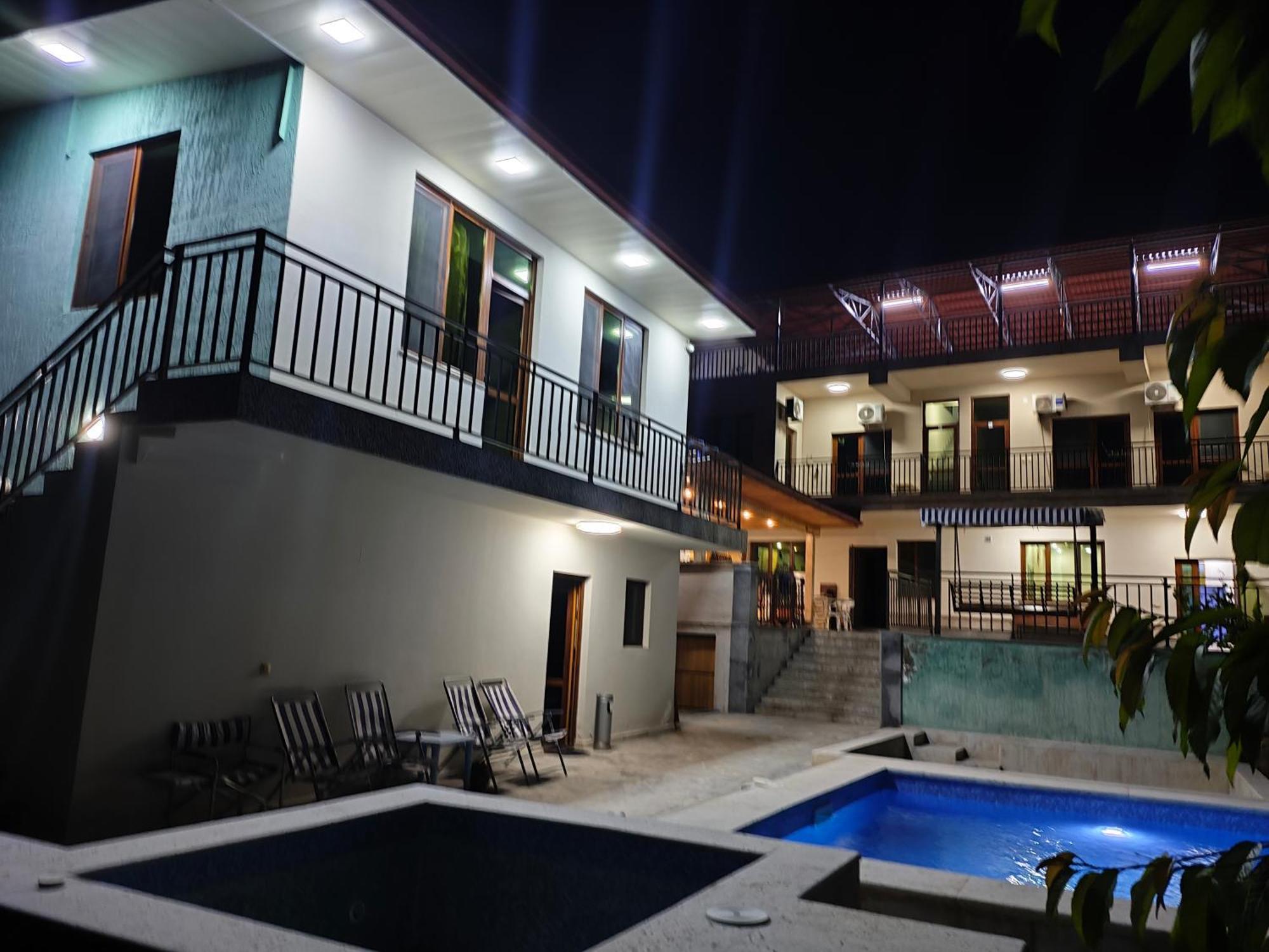 Apex Rest House Of 10 Rooms And Pool Ereván Exterior foto